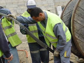 Cable grip used ini underground line installation